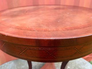 Preciosa mesita auxiliar con marquetería