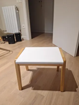 Taburete de madera blanco
