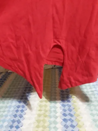 T-shirt rossa con strisce bianche