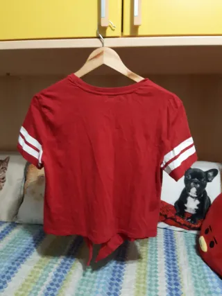 T-shirt rossa con strisce bianche