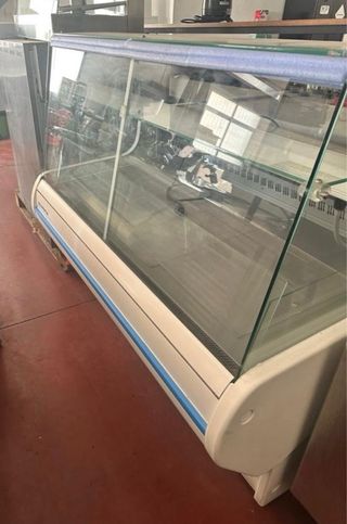 Vitrina expositora con reserva 1,5 metros de largo