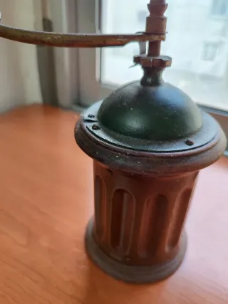 Molinillo de café redondo muy antiguo