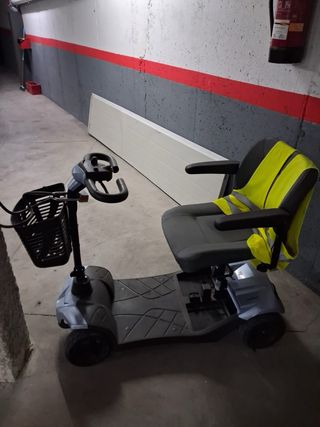 Scooter eléctrica con cesta y chaleco