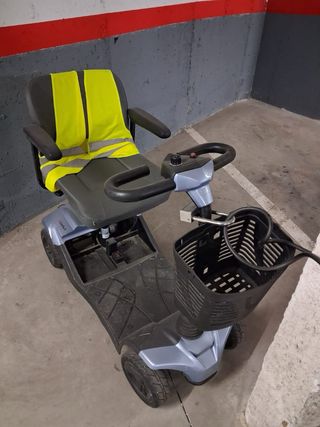 Scooter eléctrica con cesta y chaleco