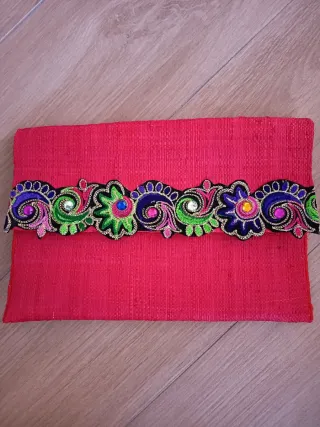 Bolso de rafia rojo con bordado multicolor