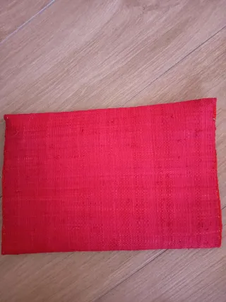 Bolso de rafia rojo con bordado multicolor