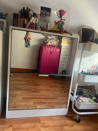 Zapatero blanco con espejo frontal