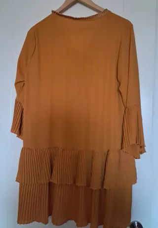 Blusas color mostaza y gris plateadas.