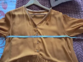 Blusas color mostaza y gris plateadas.