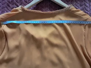 Blusas color mostaza y gris plateadas.