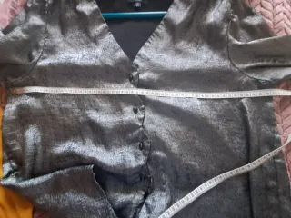 Blusas color mostaza y gris plateadas.