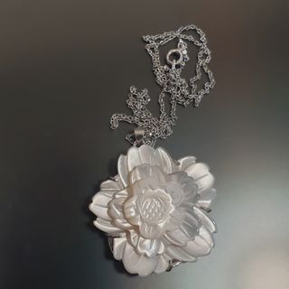 Colgante Flor de Nácar con cadena de plata
