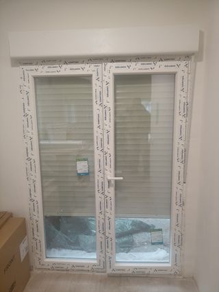 Puerta balconera con persiana. Ningún uso