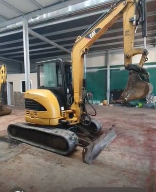 Retroexcavadora Caterpillar Mini