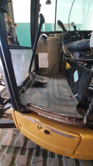 Retroexcavadora Caterpillar Mini