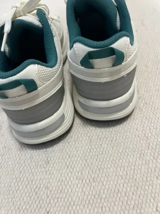 Zapatillas deportivas blancas y verdes