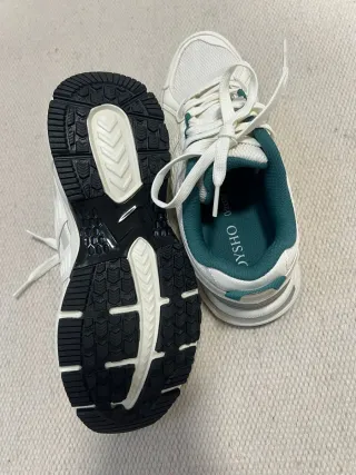 Zapatillas deportivas blancas y verdes