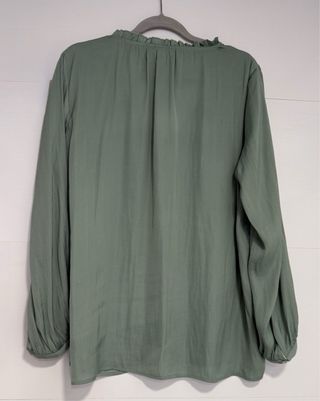 Blusa/camisa manga larga color verde. Talla XL.