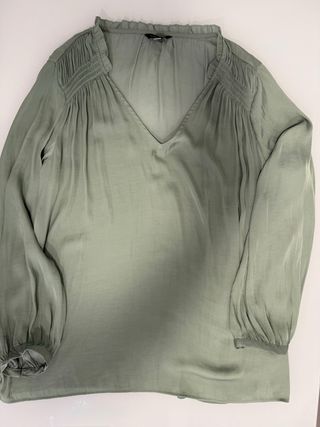 Blusa/camisa manga larga color verde. Talla XL.