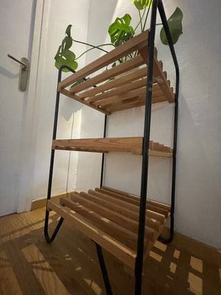 Estantería de madera y metal