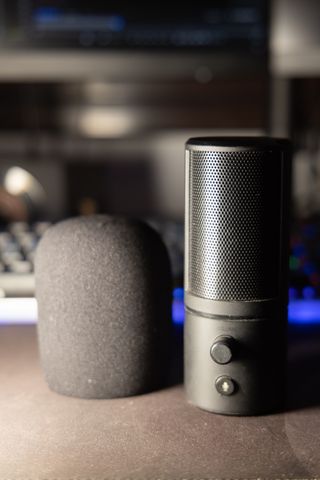 Micrófono Razer Seiren X y Brazo