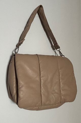 Bolso beige acolchado