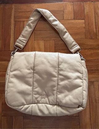 Bolso beige acolchado