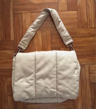 Bolso beige acolchado