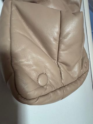 Bolso beige acolchado