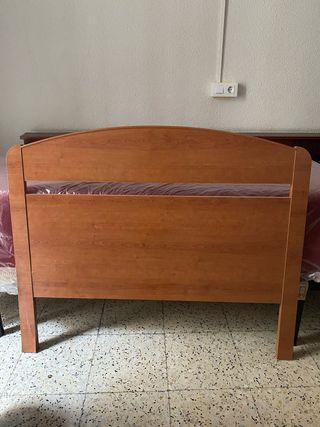 Cabecero de cama de madera.