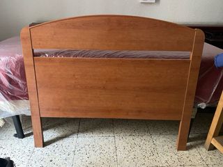 Cabecero de cama de madera.