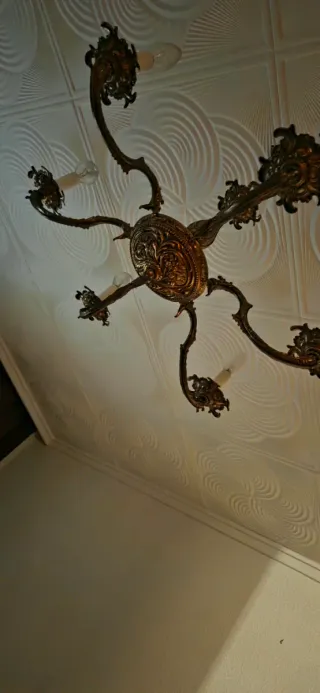 Lámparas de araña de cristal y de bronce