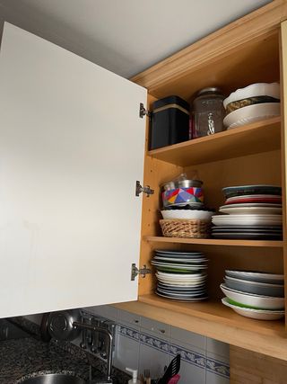 Cocina completa beige y marrón