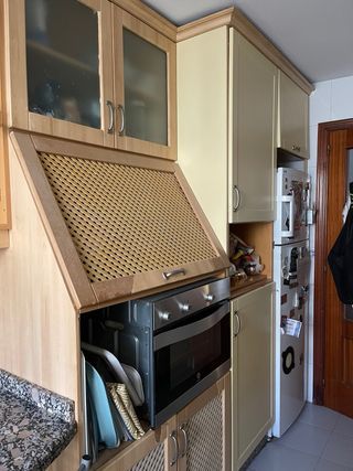 Cocina completa beige y marrón