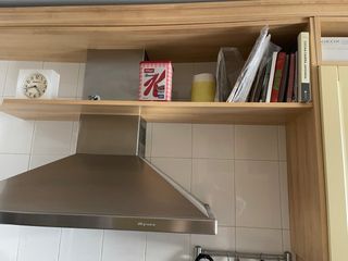 Cocina completa beige y marrón