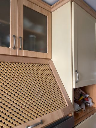 Cocina completa beige y marrón