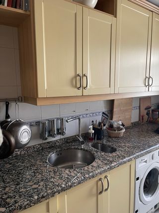 Cocina completa beige y marrón