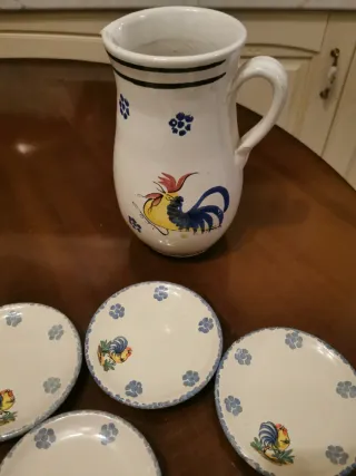 Caraffa e 6 piattini decorati gallo