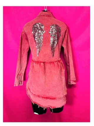 Chaqueta vaquera roja con alas plateadas