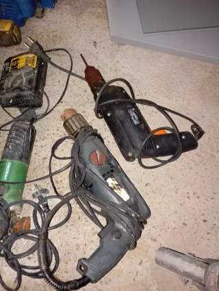 Lote herramientas y 2 bombas de agua.  NO van