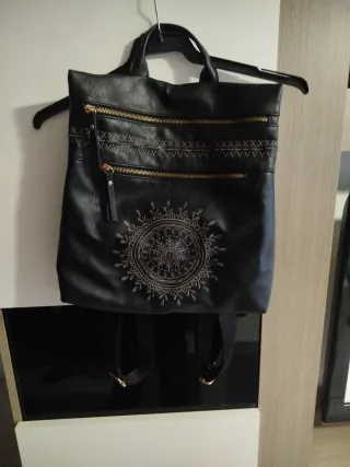 Mochila negra con bordado