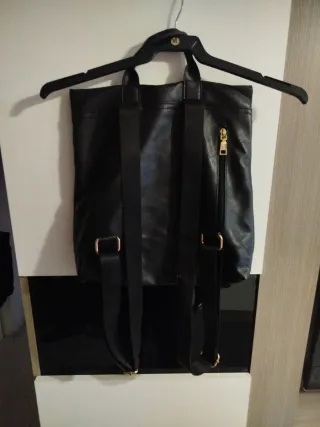 Mochila negra con bordado