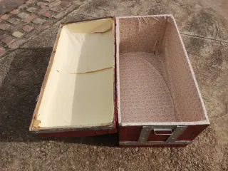 Baúl antiguo de madera y metal (no envío)