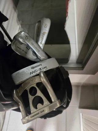 Carro y palos de golf