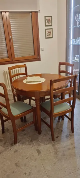 Mesa de comedor de madera con 4 sillas