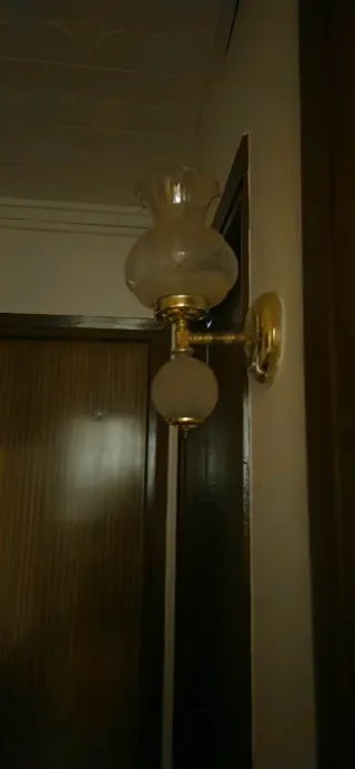 Farolillos antiguos dorados y transparentes