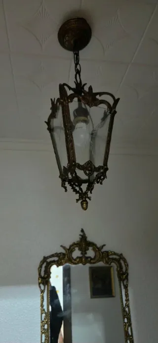 Farolillos antiguos dorados y transparentes