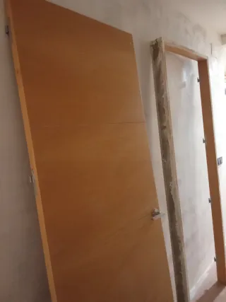 Puerta madera maciza