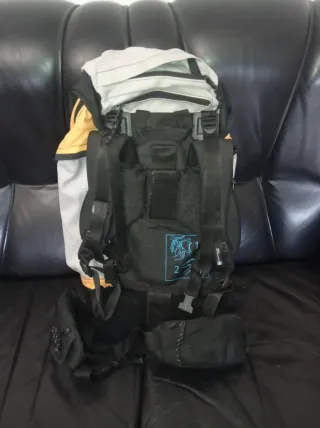 Mochila de viaje gris y amarilla