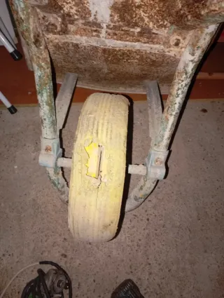 Carro de obras gastado